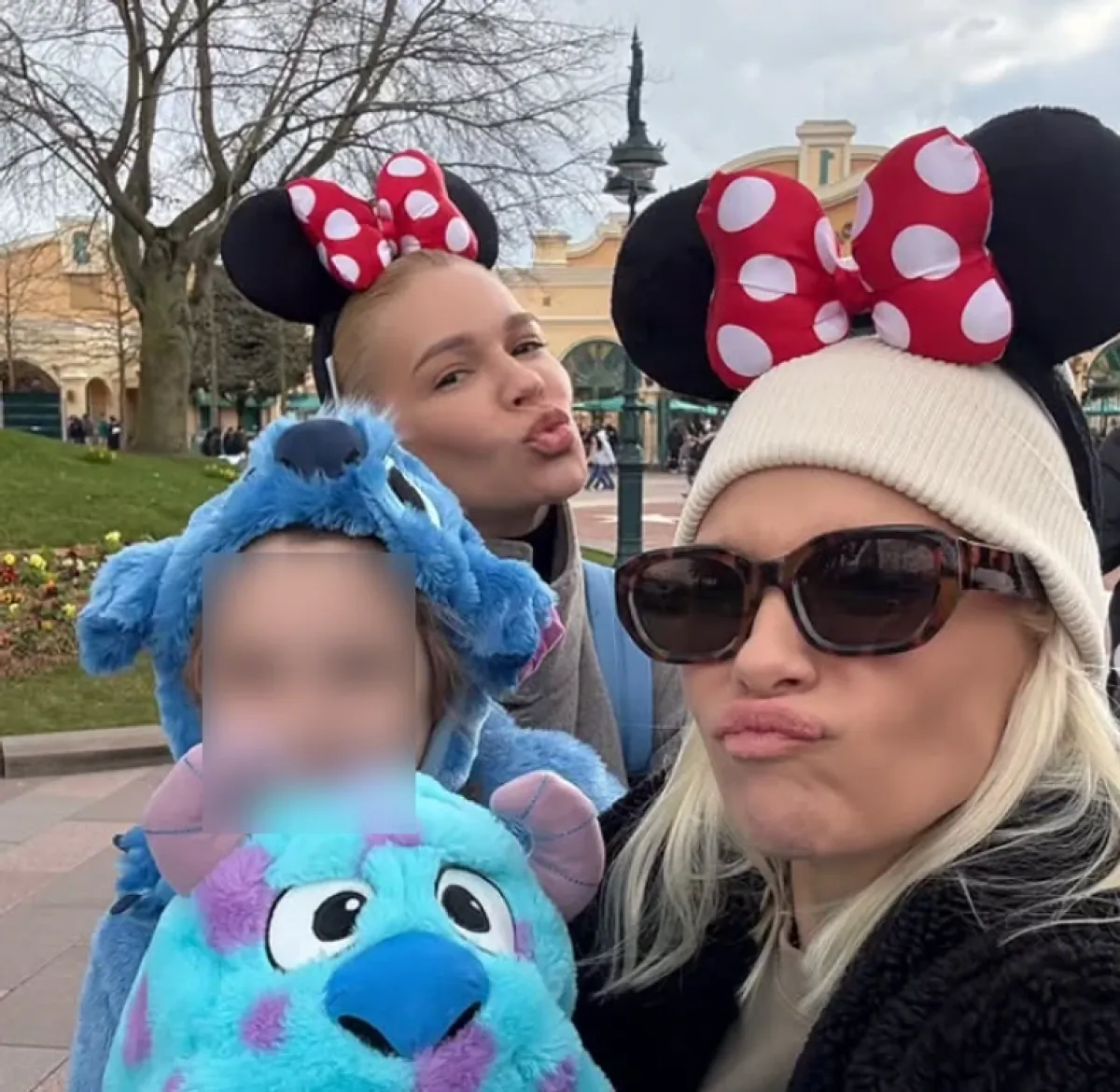 FOTO – Nataša Bekvalac kao Mini Maus: Sa sestrom i djecom otišla u Diznilend