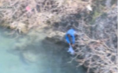 VIDEO – Pogledajte dramatičan trenutak spašavanja bebe iz Morače: Ovako je heroj izvukao dijete iz ledene rijeke