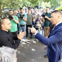 EKSKLUZIVNO – Video žestoke rasprave ministra Adžića i Rmandića ispred MUP-a: “Što pobježe”? “Od tebe sam pobjegao”?