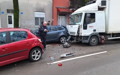 Cetinje: U udesu koji je izazavao kamion oštećena tri vozila