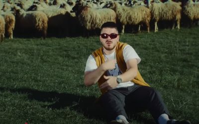VIDEO – Prevazišao i Desingericu, hrvatski reper gađao publiku pršutom: “Ovo postoji samo na Balkanu”