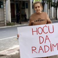 Podgoričanka protestuje ispred Vlade: “Hoću posao”