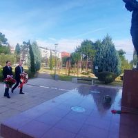 Knežević i Maslenjikov položili vijence na spomenik Vladimiru Visockom u Podgorici