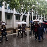 FOTO, VIDEO – Sindikat Uprave i pravosuđa protestovao ispred Vlade