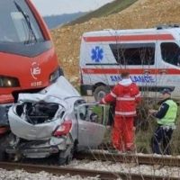 Voz udario automobil kod Valjeva, poginula žena