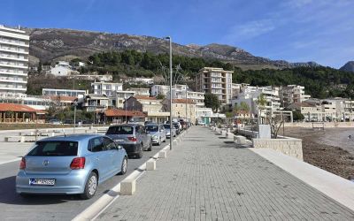 VIDEO – Sutomore: Milionski trg pretvoren u parking, mještani ogorčeni zbog nemara nadležnih