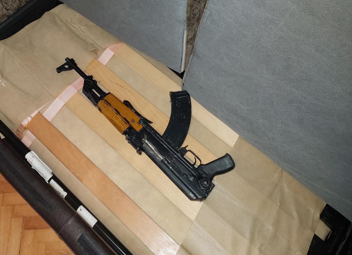 Uhapšena jedna osoba u Podgorici: Pronađeni automatska puška, pištolj, psihoaktivne pilule… 