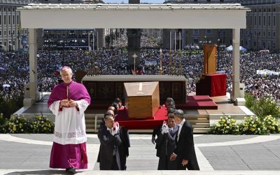 U čemu je pokopan papa Franjo: Odjeća nosi posebnu simboliku