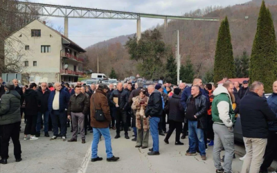 Vranešani prekidaju protest dok policija ne završi kontrolu zaposlenih