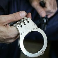 Uhapšena starica: Osumnjičena da je štapom tukla vršnjakinju i otela joj lančić