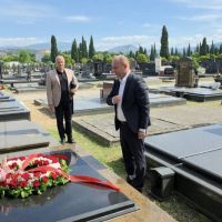 FOTO- Knežević sa porodicom Duška Jovanovića položio vijenac na njegov grob: Dužni smo da ubice i nalogodavce privedemo pravdi