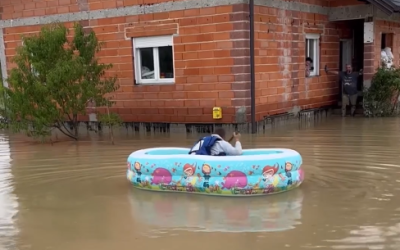 VIDEO – Humanost ne poznaje granice: Čovjek vesla potopljenim ulicama u šarenom bazenu i pomaže komšijama