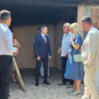 Mujović obišao porodicu Ćetković čija kuća je izgorjela u požaru: Život je sačuvan, a sve ostalo ćemo uz zajednički trud nadomjestiti