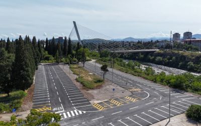 FOTO – Novi privremeni parking kod bivše Kasarne Morača: Više od 400 mjesta kako bi se smanjile gužve u centru Podgorice