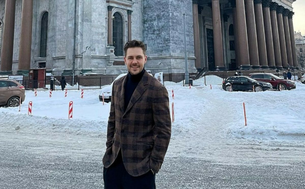 VIDEO – Miloš Biković u javnosti prvi put poslije operacije: Na scenu izašao sa štapom, pa se obratio publici