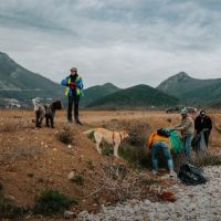 VIDEO – Rus koji srcem čisti naše plaže: „Zaljubljen sam u Crnu Goru, tužan sam kad otpad postaje dio pejzaža“