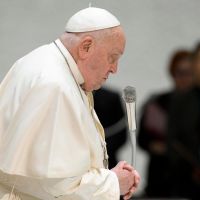 Papa Franjo skinut sa respiratora