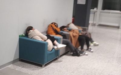 Avion iz Podgorice vraćen za Beograd, putnici prenoćili na aerodromu