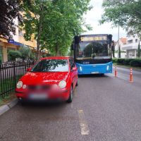 Stari aerodrom: Nepropisno parkirano vozilo blokiralo gradski autobus