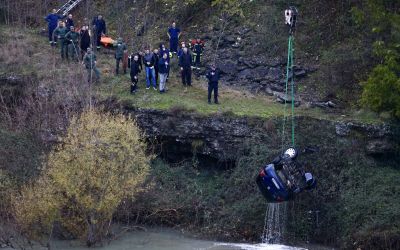 FOTO – Automobil sletio u Moraču, iz rijeke izvučena dva tijela