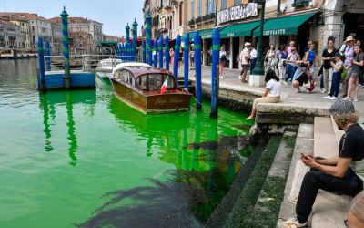 FOTO/VIDEO – Misteriozna zelena voda u kanalima Venecije, pokrenuta hitna istraga