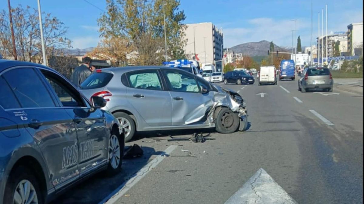 Sudar taksija i automobila na Zabjelu