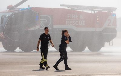 FOTO – Romantična scena na aerodromu o kojoj priča cijela Srbija: Vatrogasac zaprosio policajku