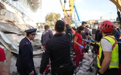 VIDEO – Poginulo 14 osoba u urušavanju nadstrešnice, ima i povrijeđenih