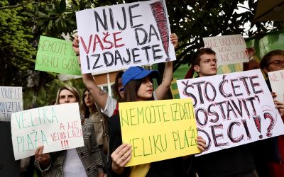 FOTO – Protest ispred Skupštine: Zakup plaža je bio paravan za plan Milojka Spajića