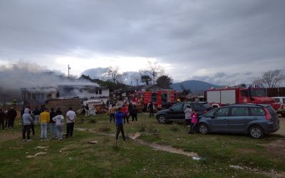 FOTO – Požar u Tivtu, izgorjeli montažni objekti