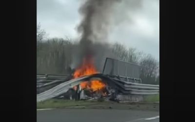 Srpski državljanin poginuo u udesu u Italiji: Ferarijem se zakucao u ogradu vozeći 200 na sat, auto se prepolovio i zapalio