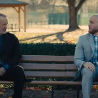 VIDEO – Tom Henks sa sinom rekreirao čuvenu scenu iz filma „Forrest Gump“