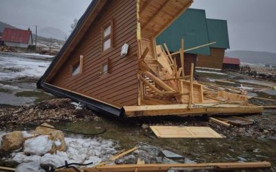 Nevrijeme pogodilo i Žabljak: Oštećen krov na školi, vjetar iz temelja iščupao vikendicu