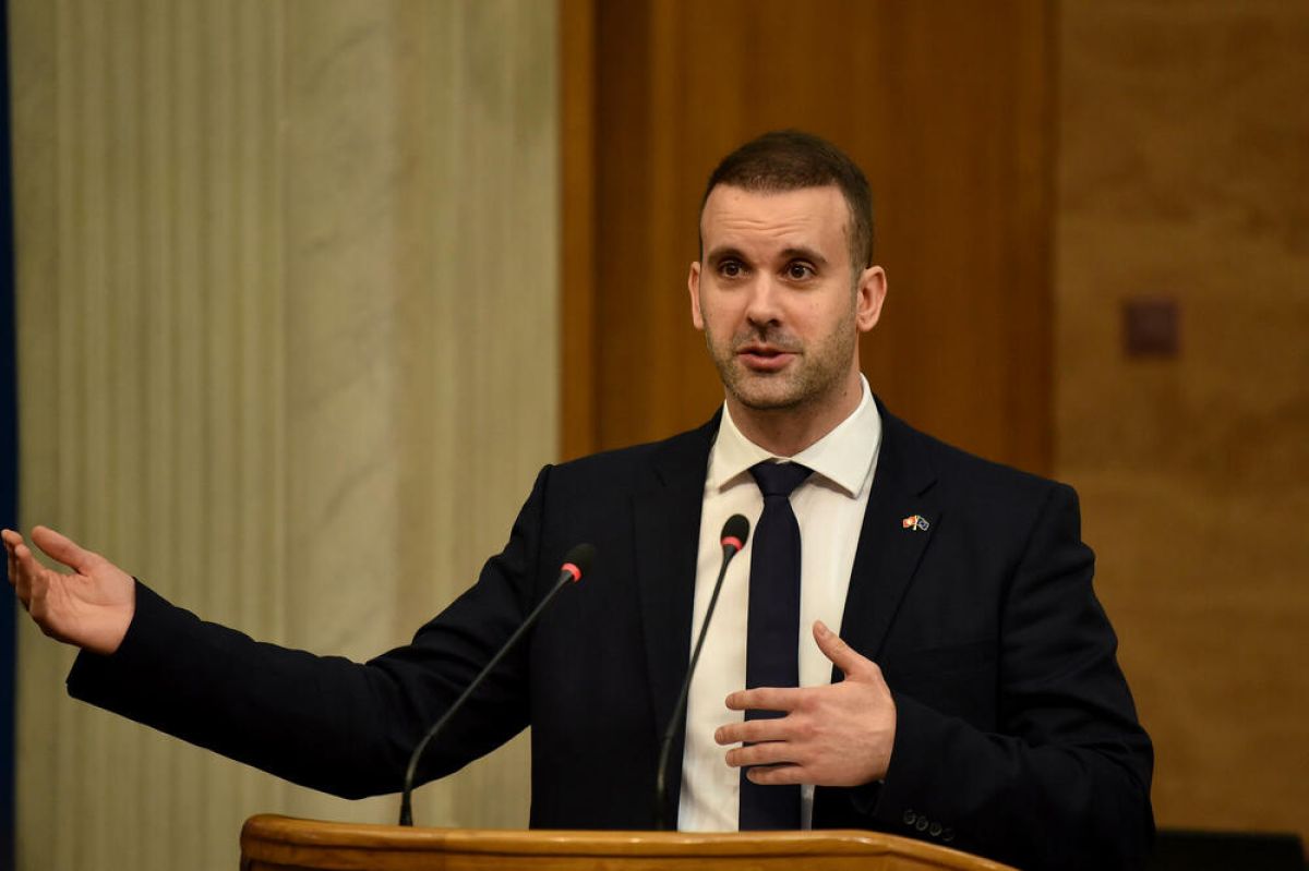 Premijer ponižava sve poslanike, i vlasti i opozicije