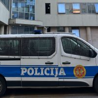 Podgoričanin osumnjičen da je tukao partnerku, zabranio da izađe iz stana, pa ucjenjivao snimcima