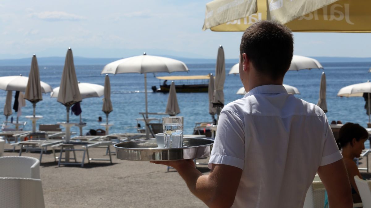 Traže se ljetnji sezonci: Zarada sobarica, konobara i kuvara ide i do 2.500 eura