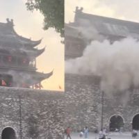 VIDEO – Urušio se 600 godina star toranj u Kini: Turisti bježali u panici