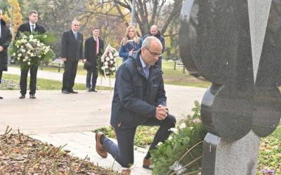Njemački poslanik na koljenima pred spomenikom Milice Rakić: Ovaj spomenik je NATO demokratija