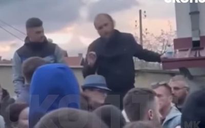 Sveštenik pozvao mještane Kočana da se smire: Hajde da sahranimo djecu, poslije spalite grad