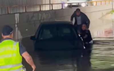 VIDEO – Drama usljed nevremena u Beogradu: Vozilo zaglavljeno ispod mosta, policija izvlačila zarobljenog čovjeka