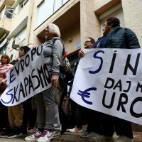 FOTO/VIDEO – Protest bivših radnika Košute ispred Vlade: “Sine, daj mi euro”