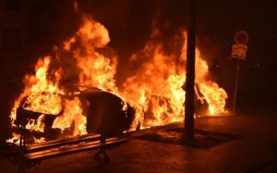 Neredi i hapšenja: U novogodišnjoj noći u Francuskoj zapaljeno 745 vozila