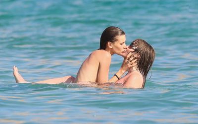 Članovi Maneskina ne prestaju da šokiraju: Basistkinja se skinula na plaži, pa strasno ljubila djevojku u vodi