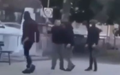 VIDEO – Trojica maskiranih dječaka napala vršnjaka ispred OŠ Sutjeska, tukli ga i šipkom!