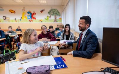 FOTO – Milatović u posjeti Osnovnoj školi ,,Radojica Perović”: Ovo je jedan od najljepših dana od kada sam predsjednik